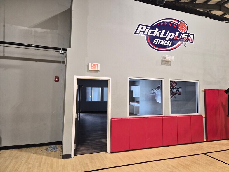More Photos Of 8200 Cypress Plaza Dr, Jacksonville Health Club For Lease