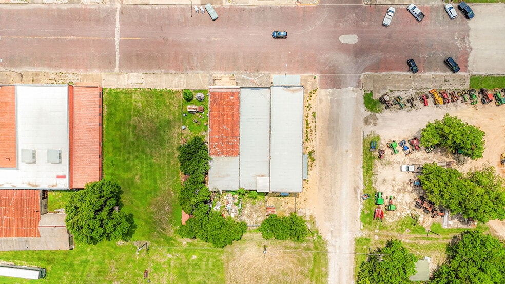 More Photos Of 112 W Davilla St, Granger General Retail For Sale