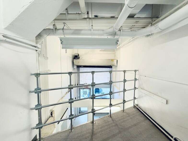 More Photos Of 348 W 36th St, New York Apartments For Lease