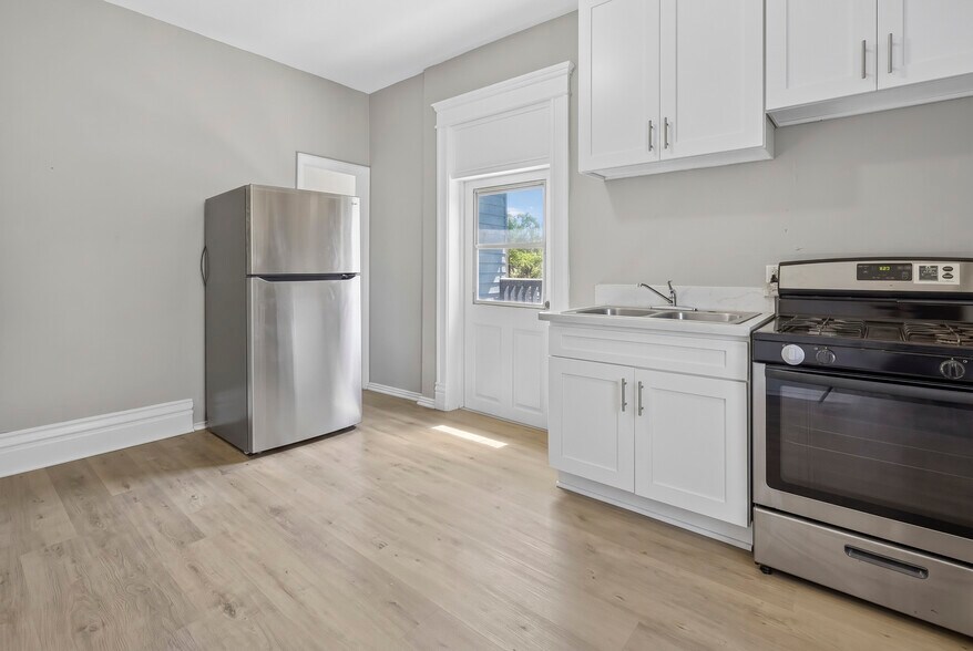 More Photos Of 1978 Bonsallo Ave, Los Angeles Apartments For Sale
