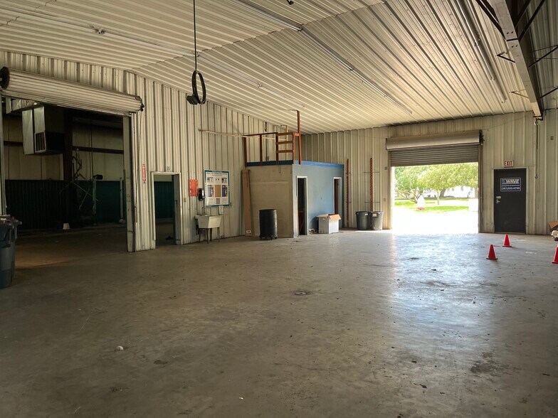 More Photos Of 107 E Austin St, Port Lavaca Distribution For Sale