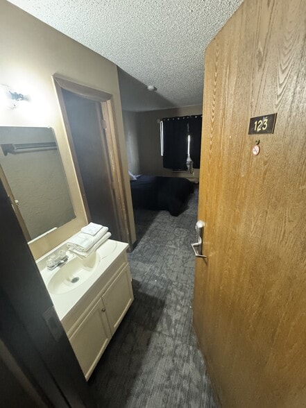 More Photos Of 1300 W Russell St, Sioux Falls Hotel For Sale