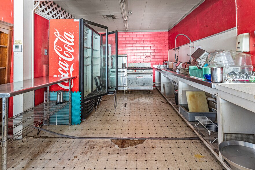 More Photos Of 301 N Wheeler Rd, Colmesneil Freestanding For Sale