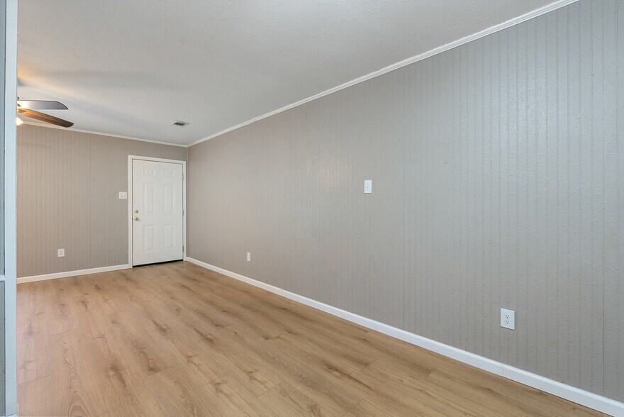 More Photos Of 16 Linder Rd, Greenbrier Apartments For Sale