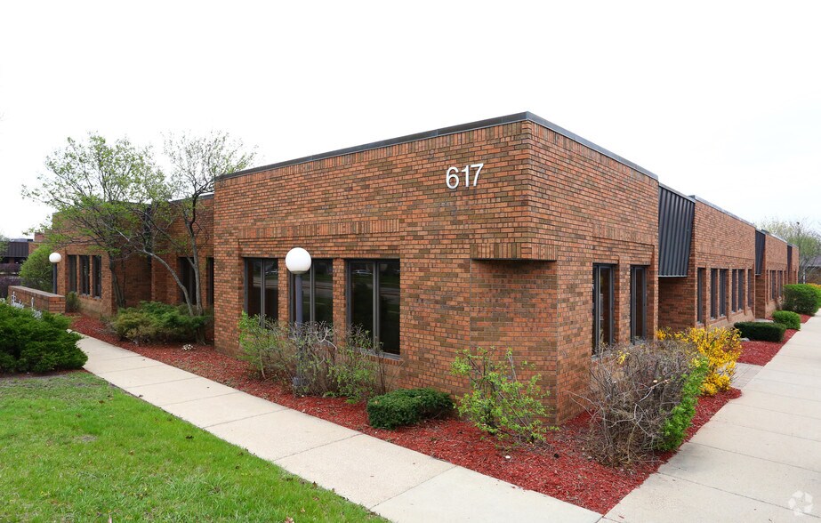 More Photos Of 657 E Golf Rd, Arlington Heights Unknown For Lease