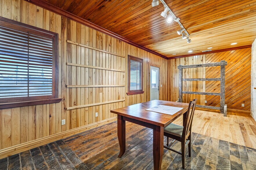 More Photos Of 2684 W US Highway 290, Fredericksburg Warehouse For Sale