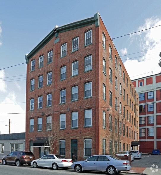 Primary Photo Of 2006 E Franklin St, Richmond Apartments For Lease
