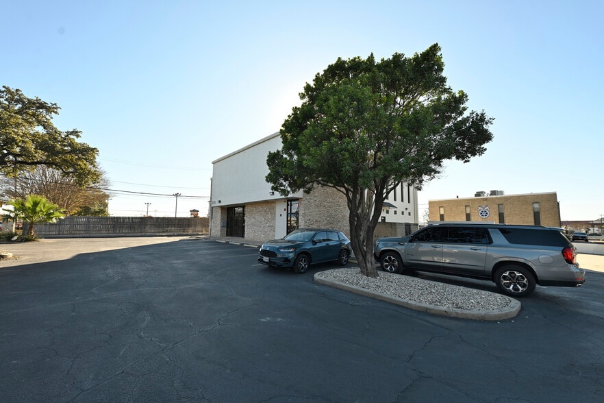 More Photos Of 8200 Windway Dr, Windcrest Medical For Lease