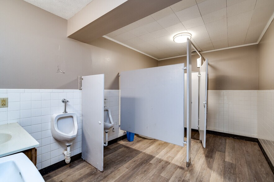 More Photos Of 6962 Coles Rd, Middletown General Retail For Sale