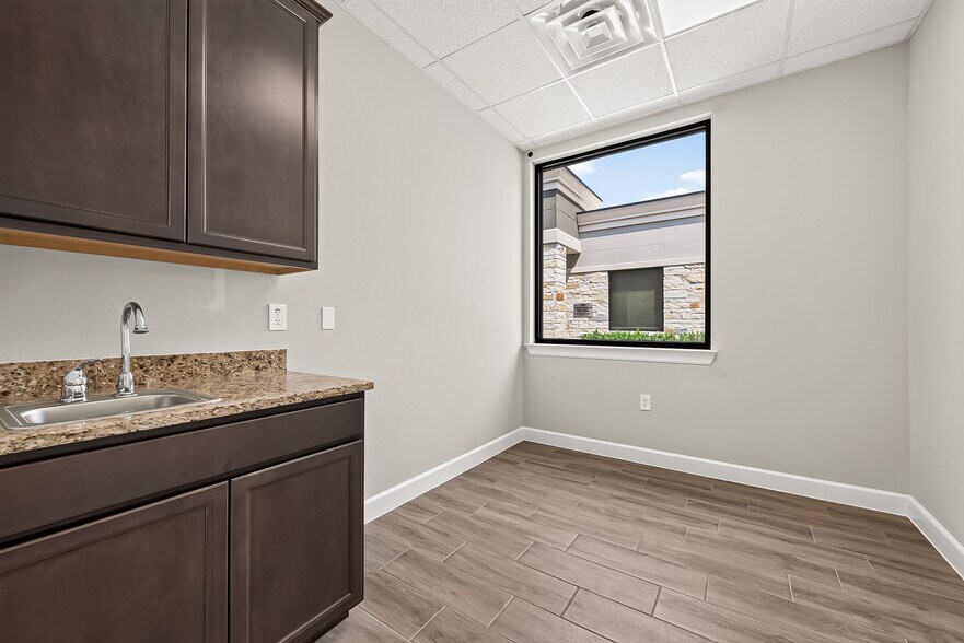 More Photos Of 2743 Imperia Dr, Sugar Land Medical For Sale
