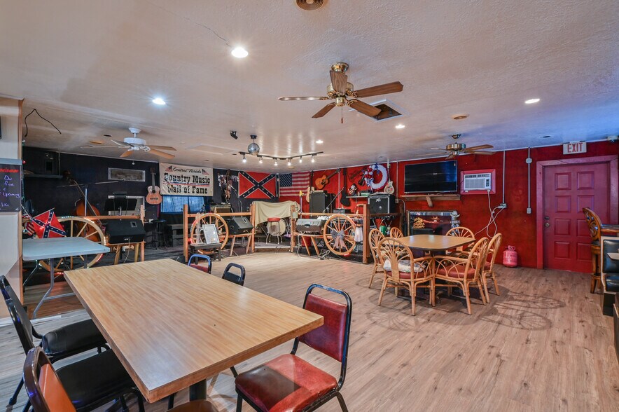 More Photos Of 2451 SE Highway 41, Morriston Bar For Sale