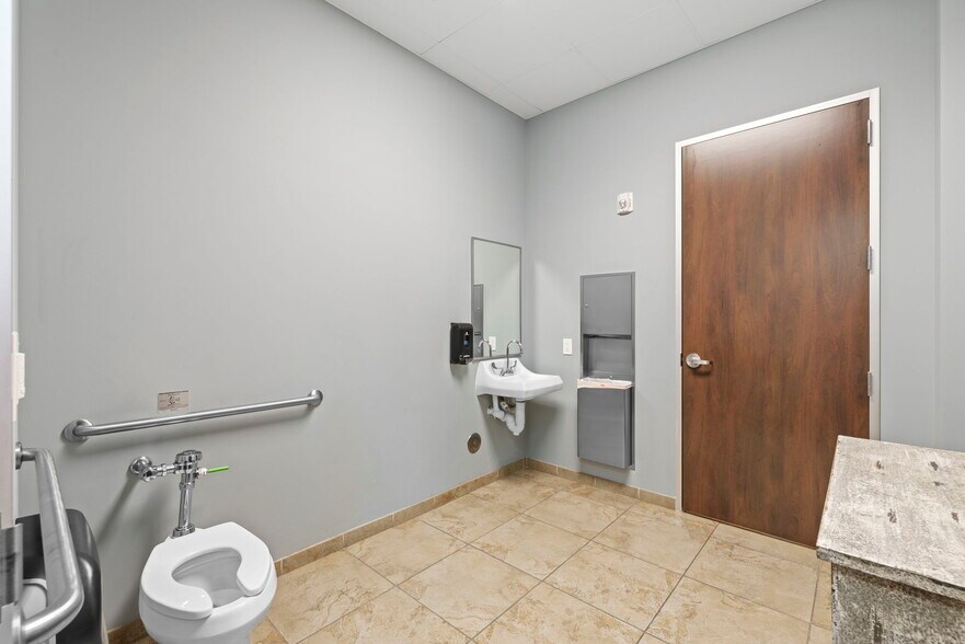 More Photos Of 7790 W Grand Pky, Richmond Medical For Lease