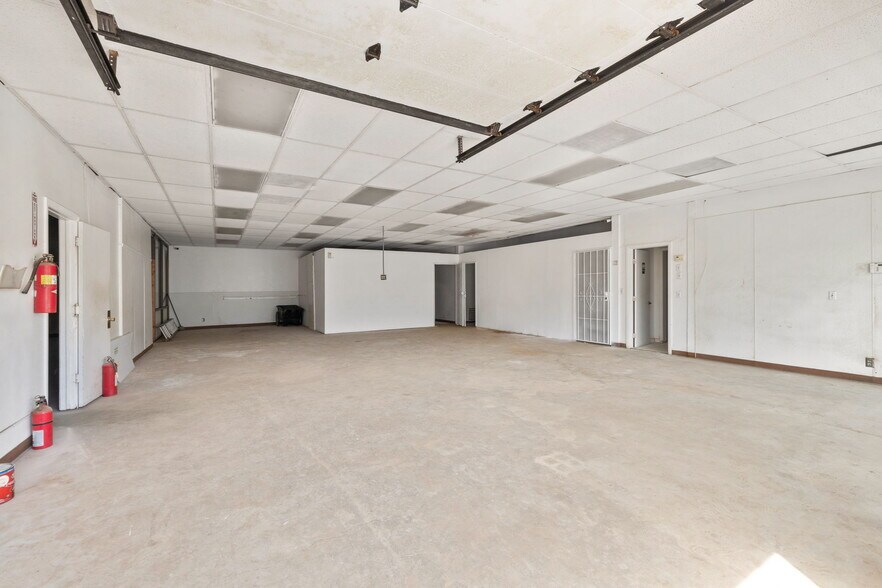 More Photos Of 800 S Vella Rd, Palm Springs Warehouse For Lease