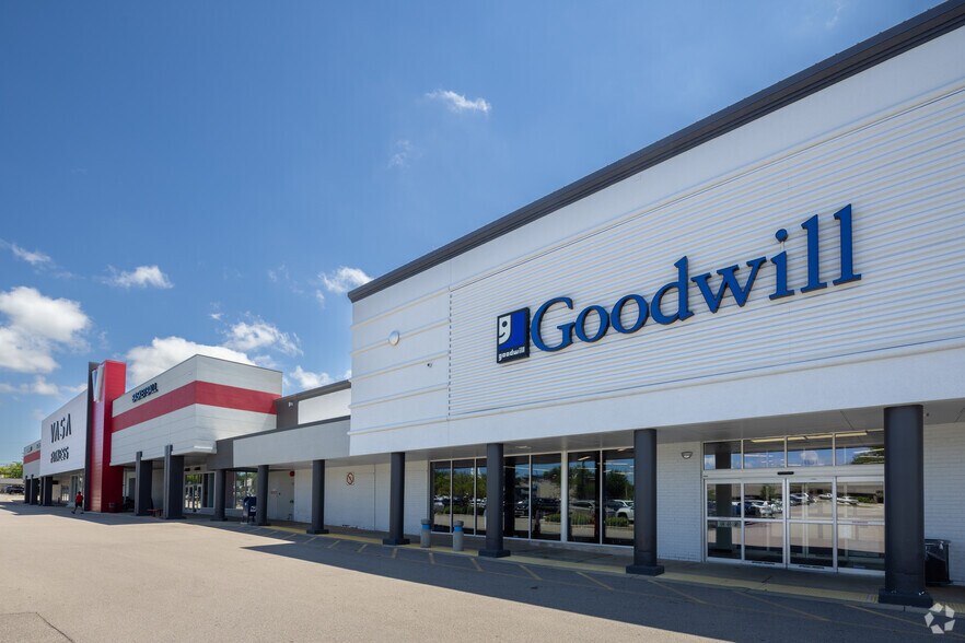 More Photos Of 4125-4193 Dundee Rd, Northbrook Storefront For Lease