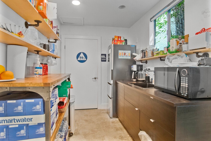 More Photos Of 4760 York Blvd, Los Angeles Office For Lease