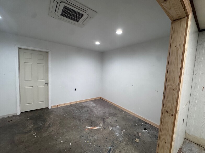 More Photos Of 1001 N 2nd St, Stilwell Light Distribution For Sale