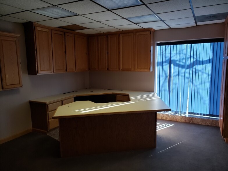 More Photos Of 7600 W 63rd St, Summit General Retail For Sale