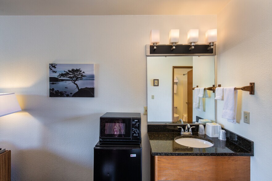More Photos Of 906 9th St, Anacortes Hotel For Sale