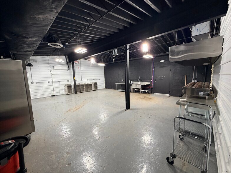More Photos Of 40-50 Victor St, Highland Park Warehouse For Sale