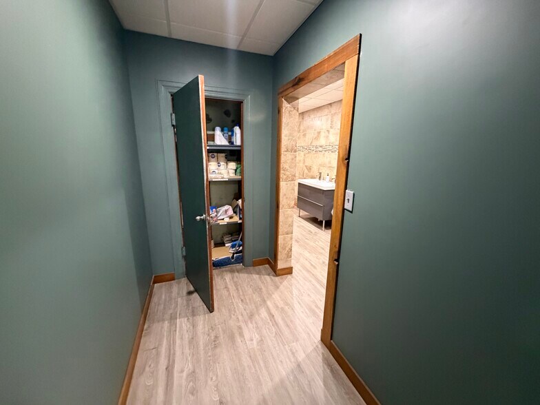More Photos Of 516 Adams St, Mason Flex For Sale