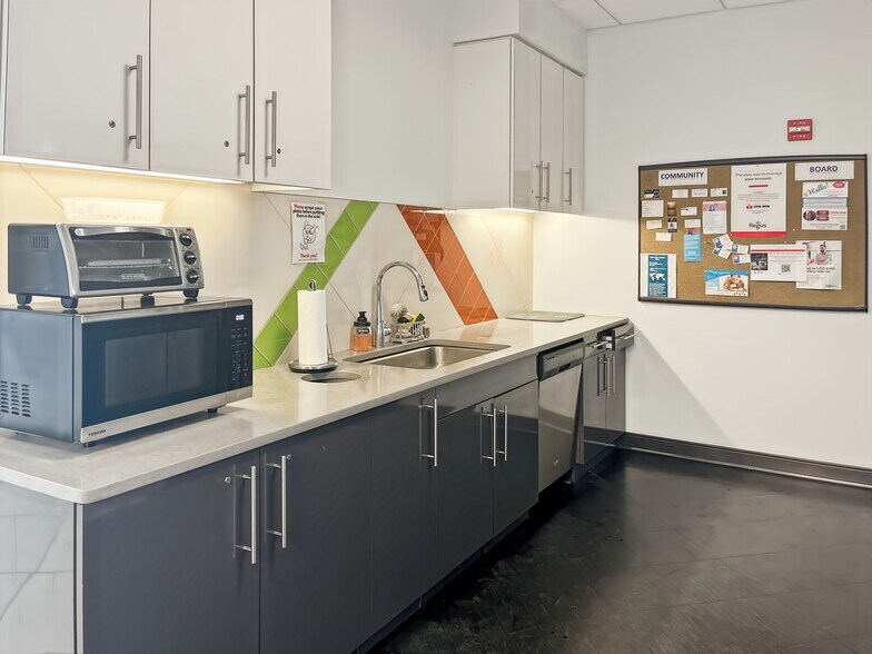 More Photos Of 915-939 W North Ave, Chicago Coworking Space