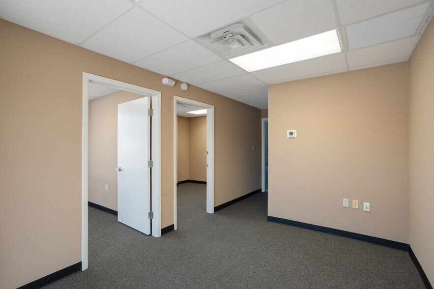 More Photos Of 8141 Blaikie Ct, Sarasota Warehouse For Lease