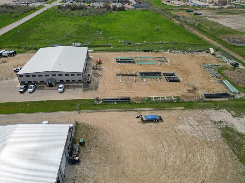 More Photos Of 509 Well St, Williston Warehouse For Lease