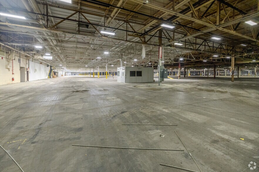 More Photos Of 3300 N 124th St, Milwaukee Manufacturing For Lease