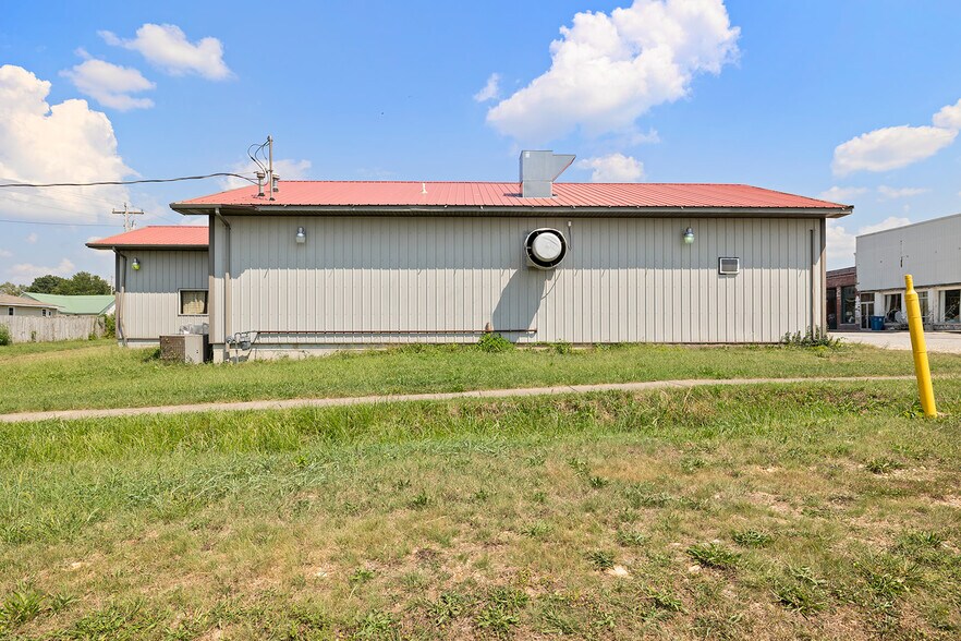 More Photos Of 143 E Main St, Fordland General Retail For Sale