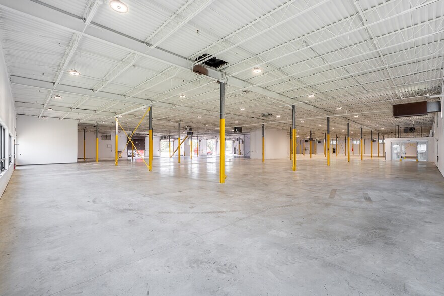 More Photos Of 605-607 Rue Deslauriers, Saint-Laurent Warehouse For Sale