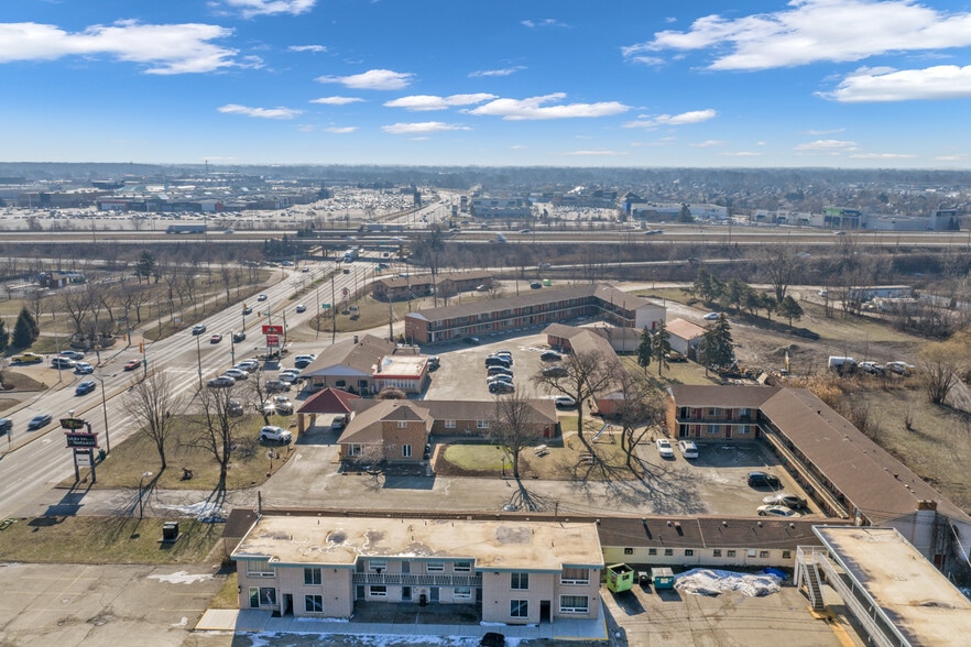 More Photos Of 2889 Howard Av, Windsor Hotel For Sale