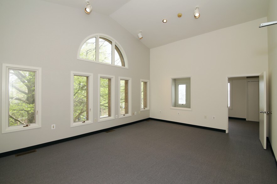 More Photos Of 9300-9306 Old Keene Mill Rd, Burke Loft Creative Space For Lease
