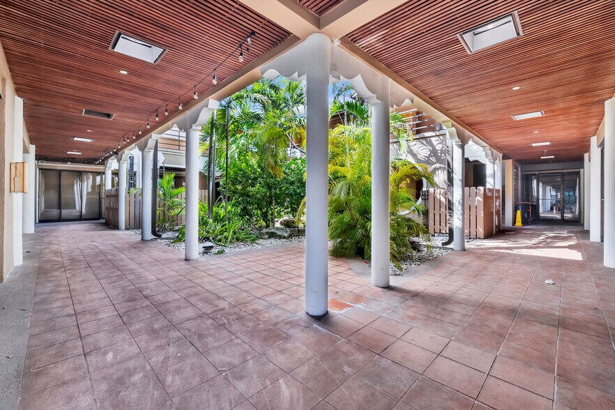 More Photos Of 10471 N Kendall Dr, Miami Storefront Retail Office For Lease