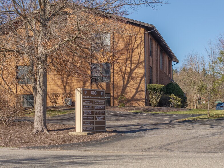 More Photos Of 600 Commerce Dr, Coraopolis Office Residential For Lease