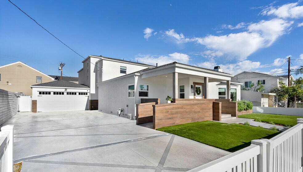 More Photos Of 308 E 18th St, Costa Mesa Shelter For Sale