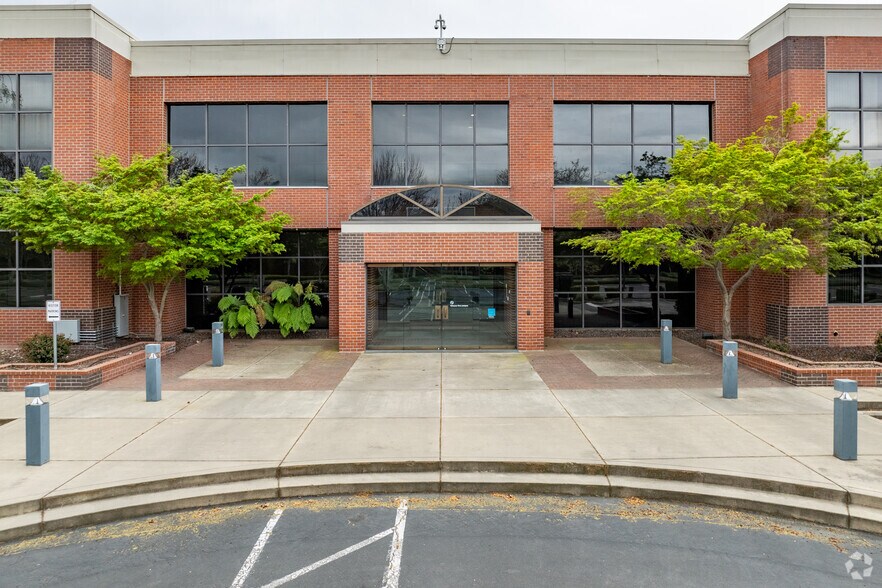 More Photos Of 750 Riverpoint Dr, West Sacramento Office For Lease