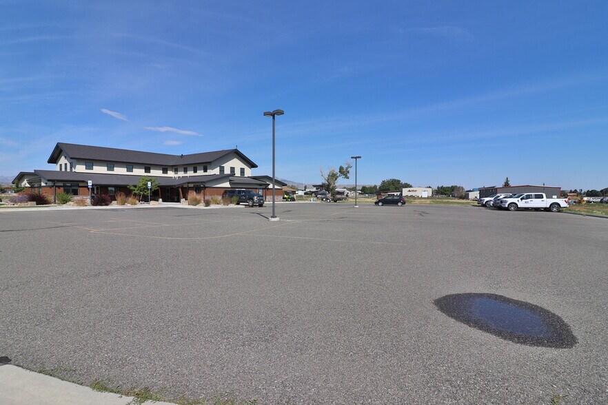 More Photos Of 502 33rd St, Cody Medical For Sale