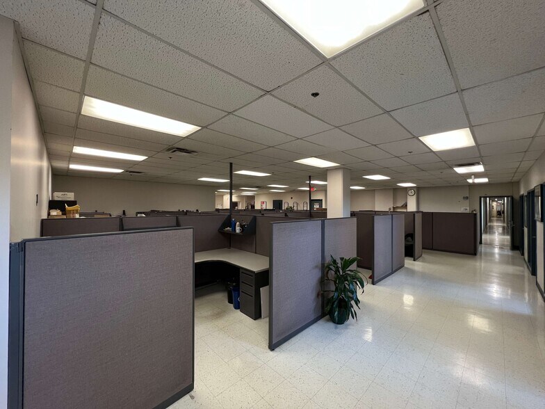 More Photos Of 7301 Boul Décarie, Montréal Warehouse For Lease