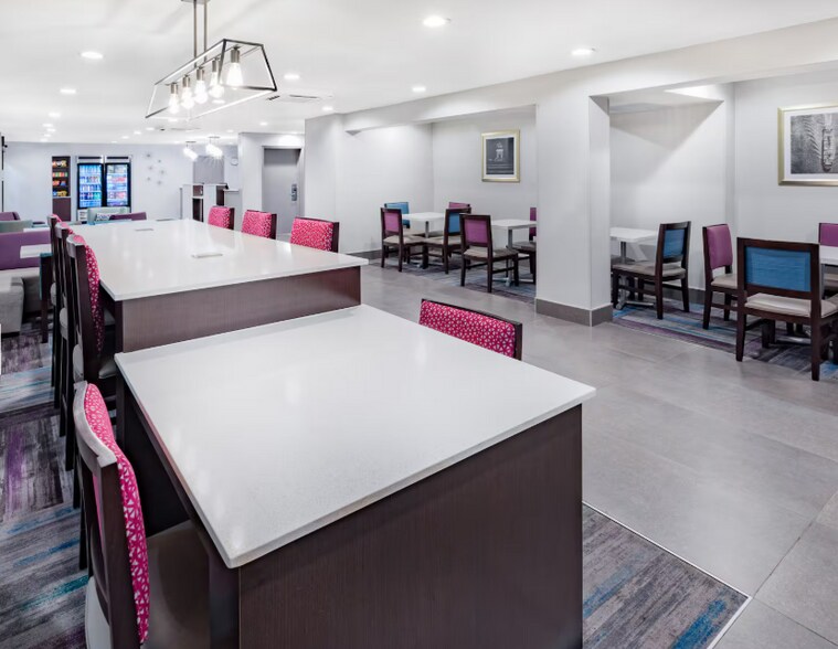 More Photos Of 6790 Southwest Fwy, Houston Hotel For Sale