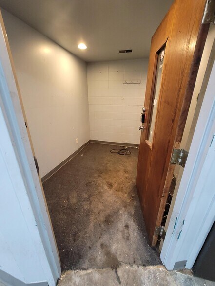 More Photos Of 11413 Hickman Mills Dr, Kansas City Industrial For Lease