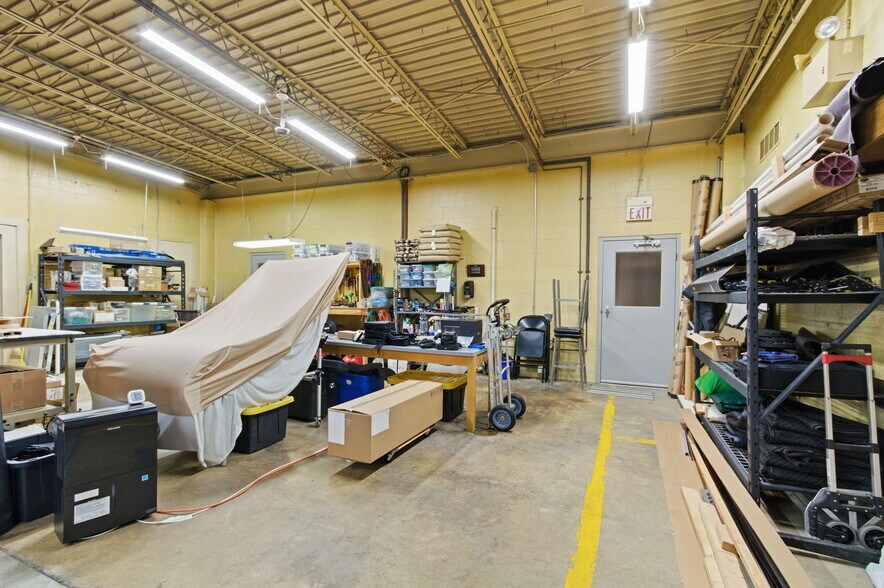 More Photos Of 7731 Traders Ln, Indianapolis Office For Sale