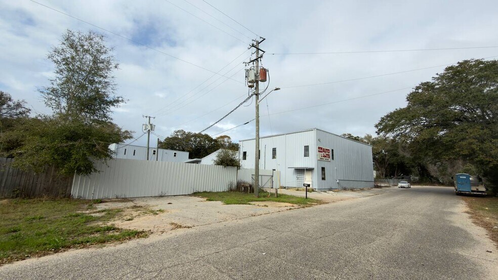 More Photos Of 2800 Delano St, Pensacola Warehouse For Lease