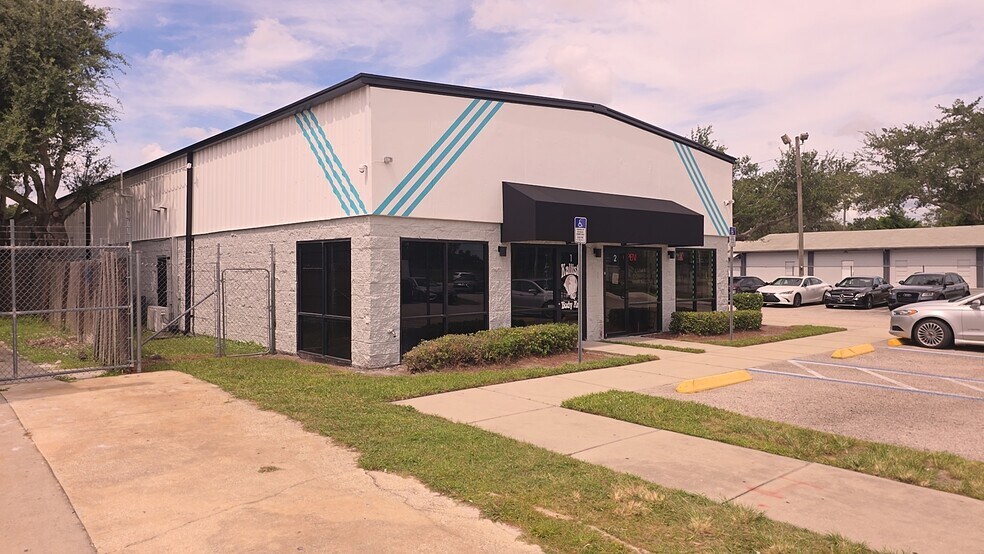 More Photos Of 1720 N Goldenrod Rd, Orlando Showroom For Lease