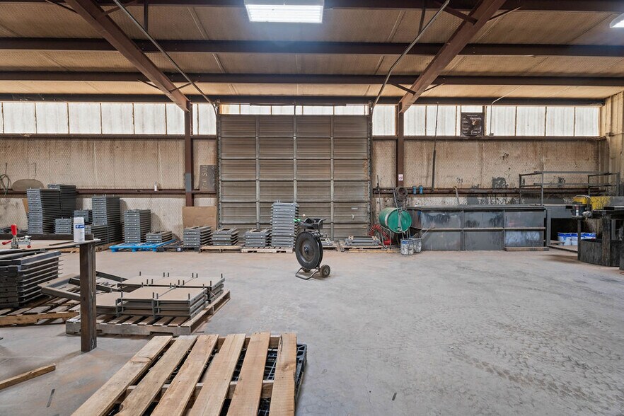 More Photos Of 3917 Clovis Rd, Lubbock Warehouse For Lease