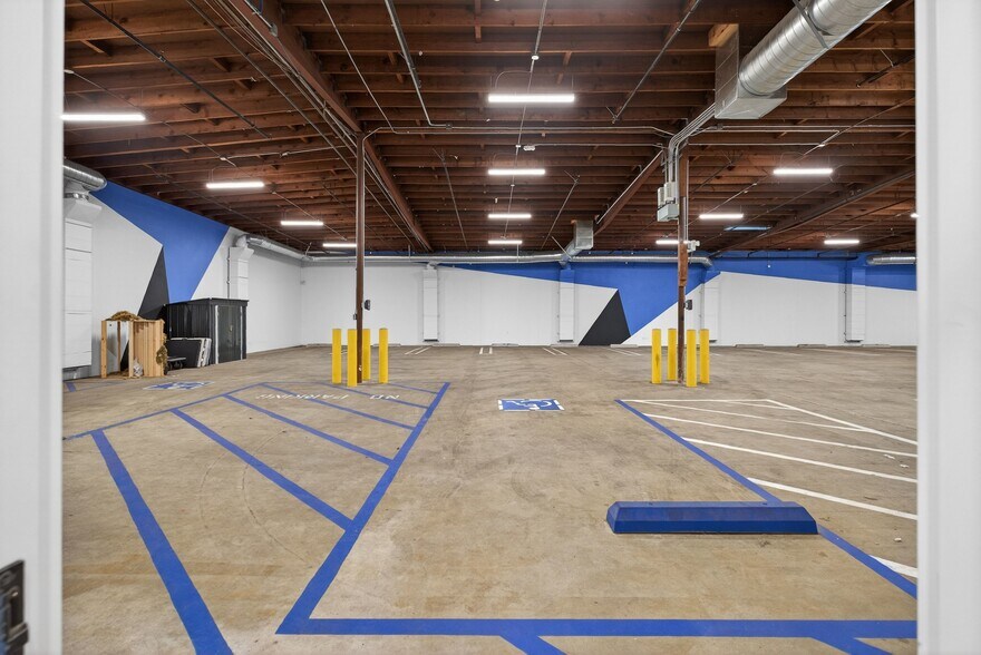 More Photos Of 1322-1326 Obispo Ave, Long Beach Warehouse For Lease