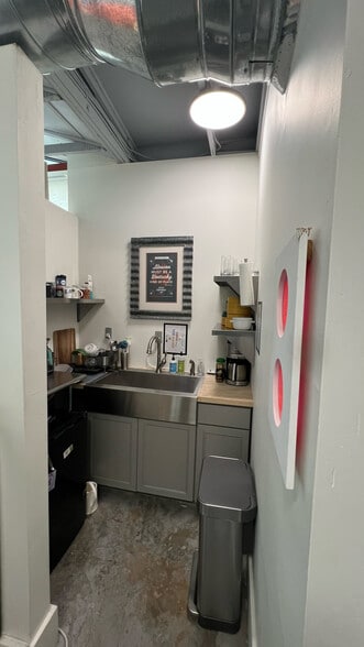 More Photos Of 128 Dewees St, Lexington Freestanding For Lease