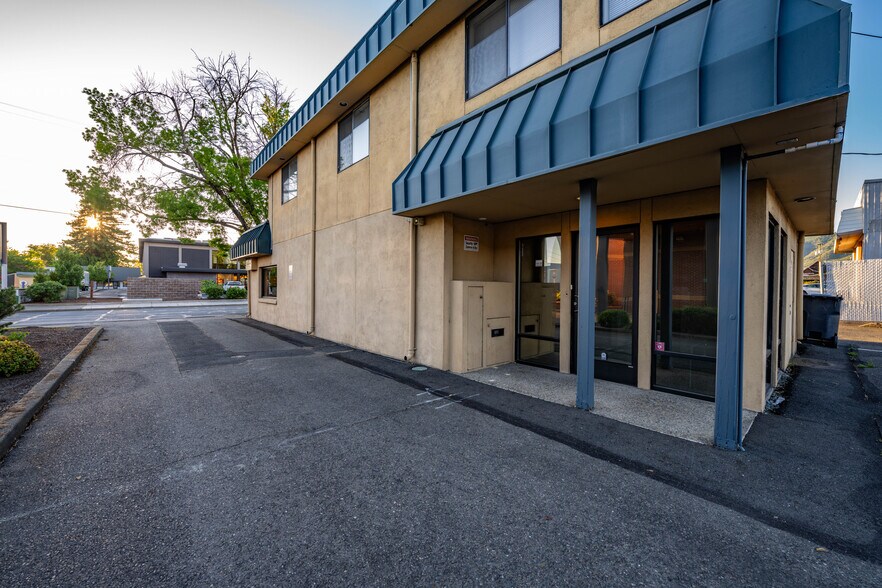 More Photos Of 735 SE 7th St, Grants Pass Office For Sale