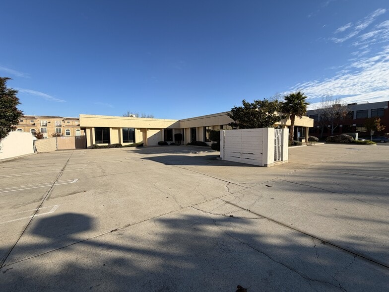 More Photos Of 2401 Professional Pky, Santa Maria Office For Sale