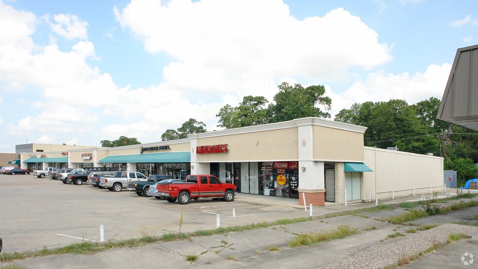 More Photos Of 902-932 W Dallas St, Conroe Freestanding For Lease
