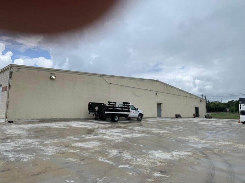 More Photos Of 12830 Cogburn Ave, San Antonio Light Distribution For Lease